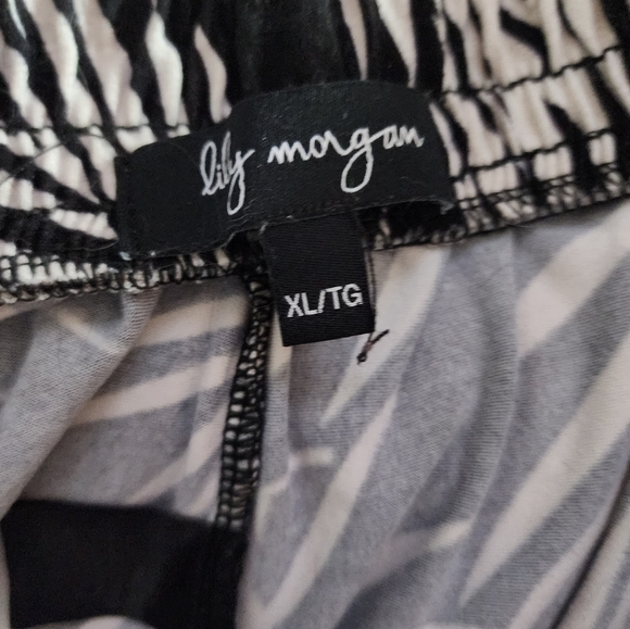 Lily Morgan Black and White Botanical Shorts - Picture 2 of 2
